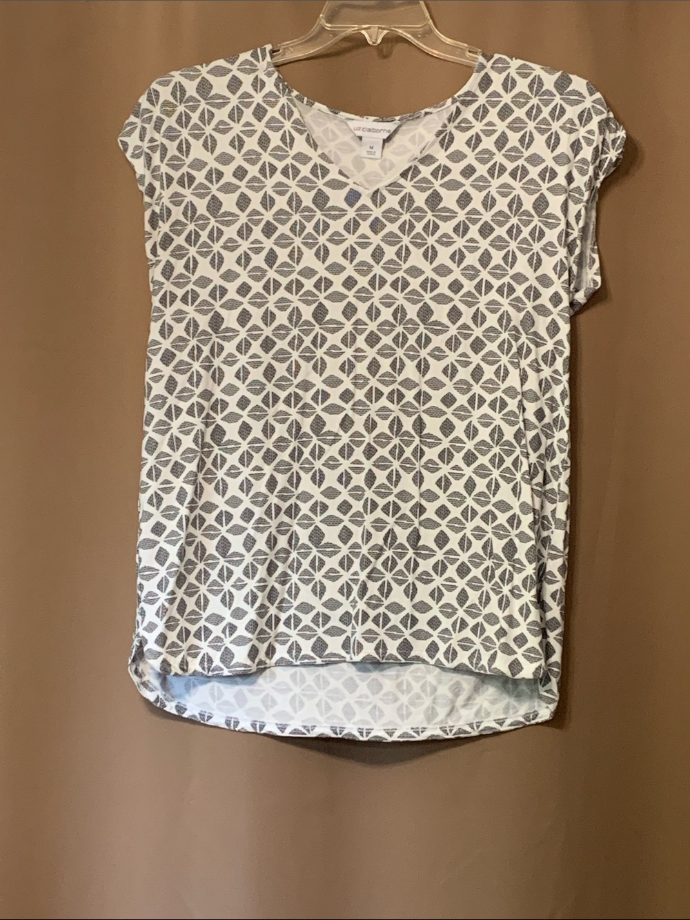 Liz Claiborne White V-Neck Short-Sleeve Top with Gray Geometric Print